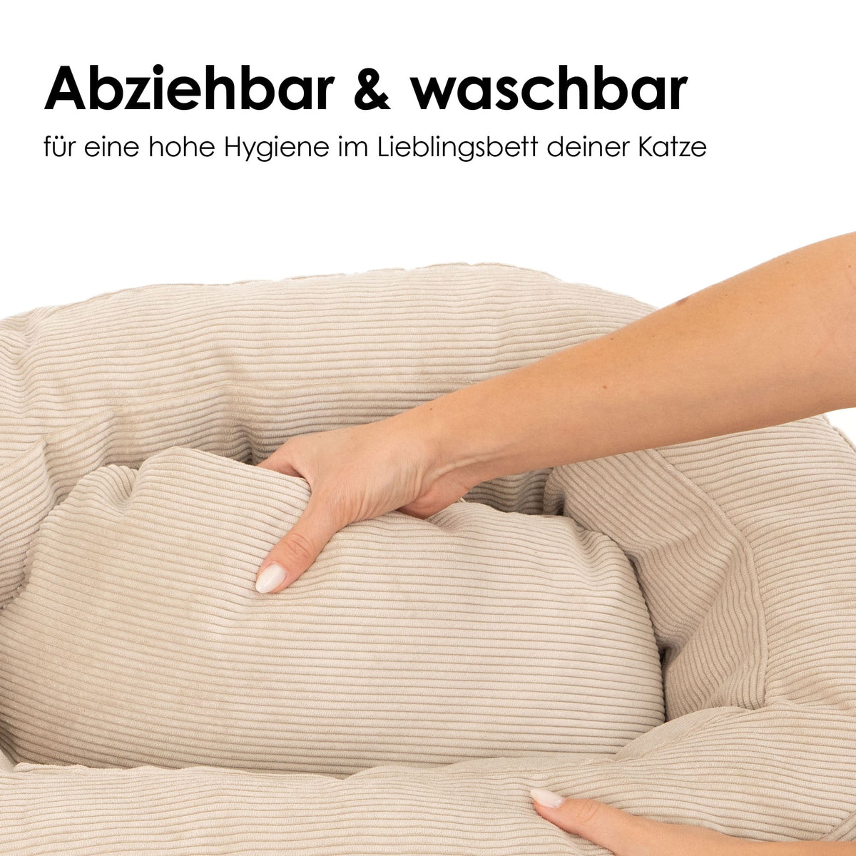 Herausnehmbares Kissen im beigen Cord-Katzenbett mit Text „Abziehbar &amp; waschbar – für eine hohe Hygiene im Lieblingsbett deiner Katze
